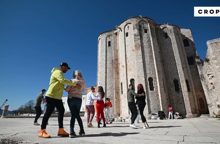 Plesni parovi uživali u ritmu salse na Forumu
