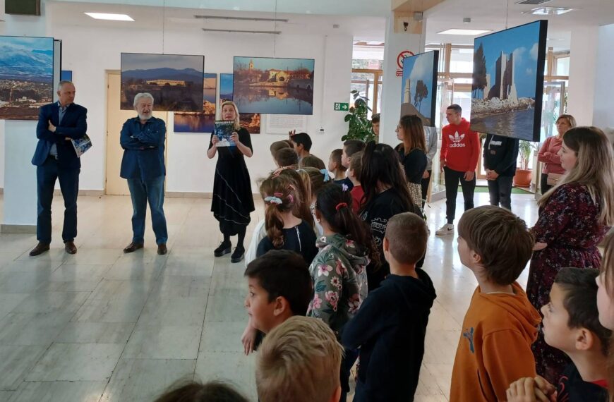 BILOSNIĆ SE S IZABRANIM DJELIMA VRATIO U OSNOVNU ŠKOLU U RODNOM ZEMUNIKU