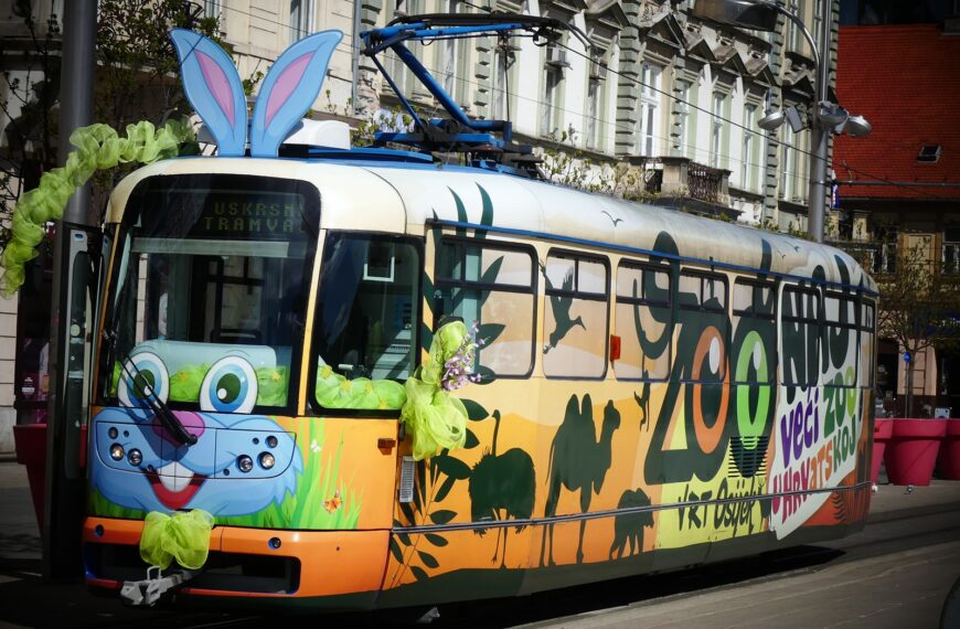 Manifestacija “Uskrs u Osijeku” Zekina bajka u osječkom tramvaju