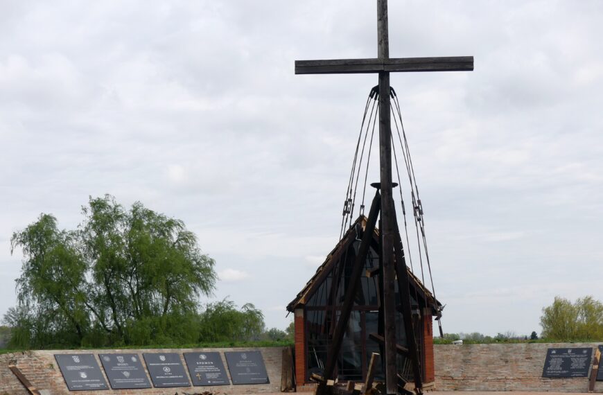 KOMENTAR: ‘Osijek – nepokoreni grad’ Rekonstrukcija Kapele Majke Božje Kraljice Mira