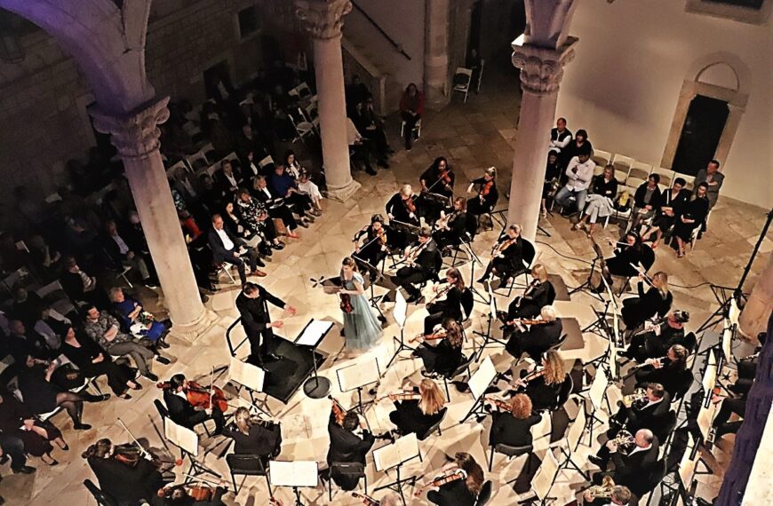 Nastup Jelene Lazarević na flauti s DSO u Kneževom dvoru