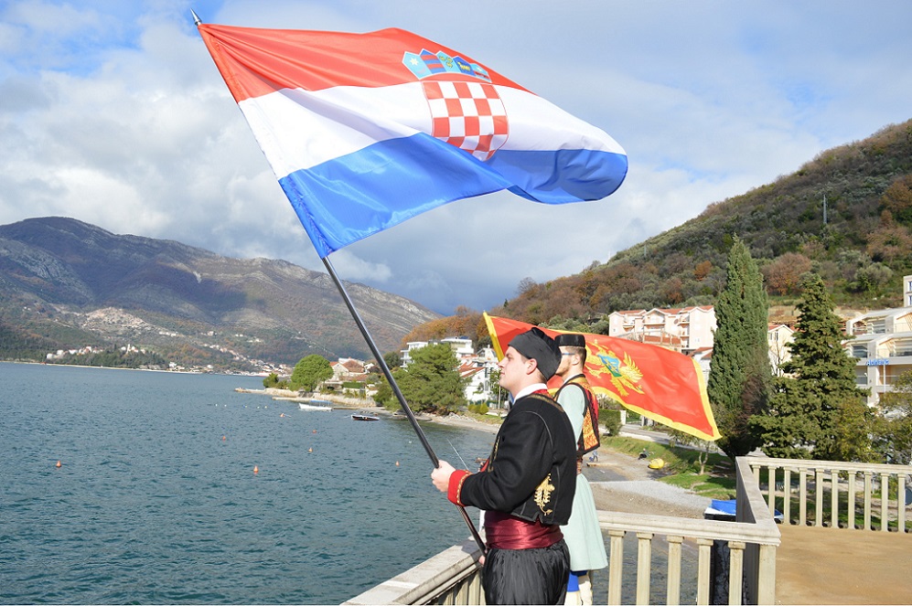 Hrvatska i Crnogorska zastava u Tivtu (Donja Lastva) povodom dana Hrvata 13. januar