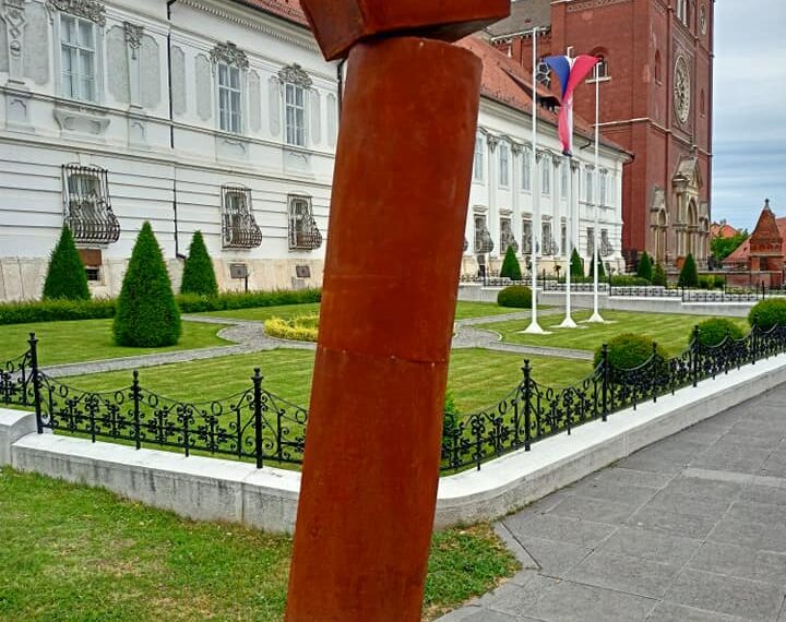 Kiparevo svjedočenje vjere – izložba akademika Kuzme Kovačića u Kripti Đakovačke katedrale