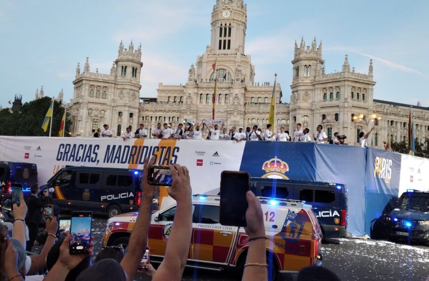 Tisuće navijača Real Madrida proslavilo naslov s igračima