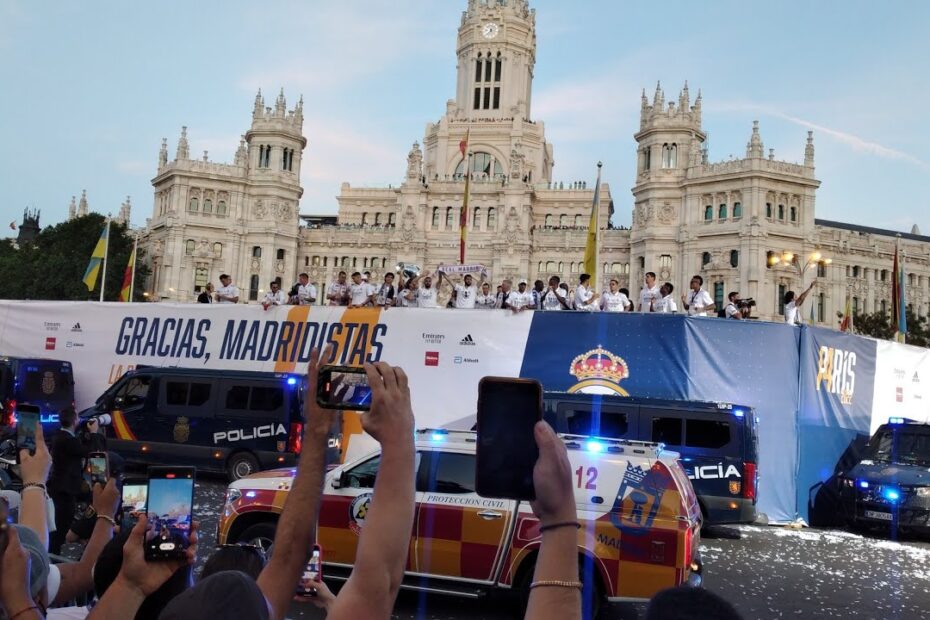 Tisuće navijača Real Madrida proslavilo naslov s igračima