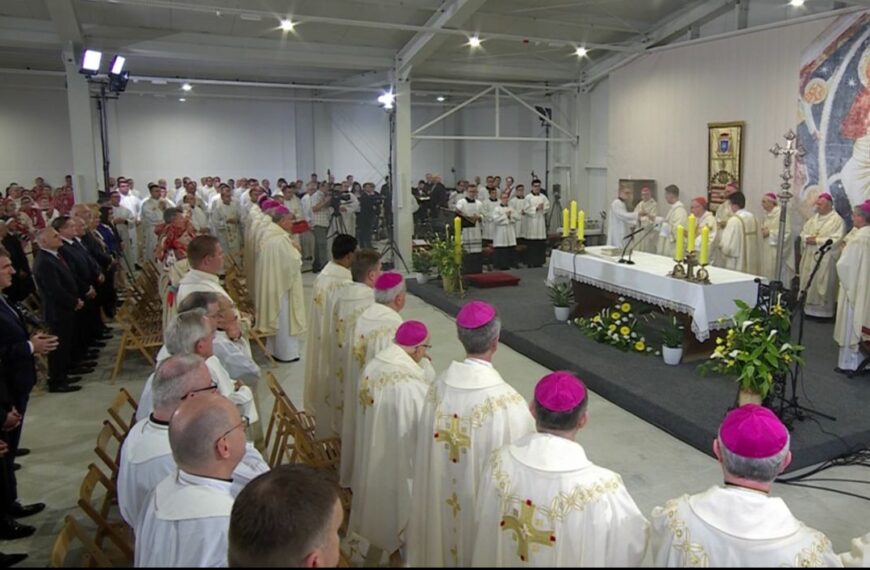 Predstavnici HKLD-a na misnom slavlju u Bogoslužnom prostoru bl. Alojzija Stepinca koje je predvodio državni tajnik Svete Stolice kardinal Pietro Parolin