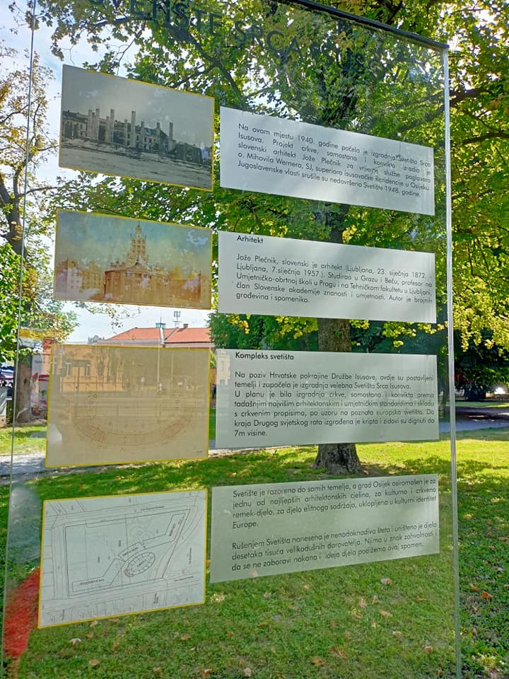 Info-ploča s informacijama o „Svetištu Srca Isusova“ u parku na Gajevu trgu u Osijeku