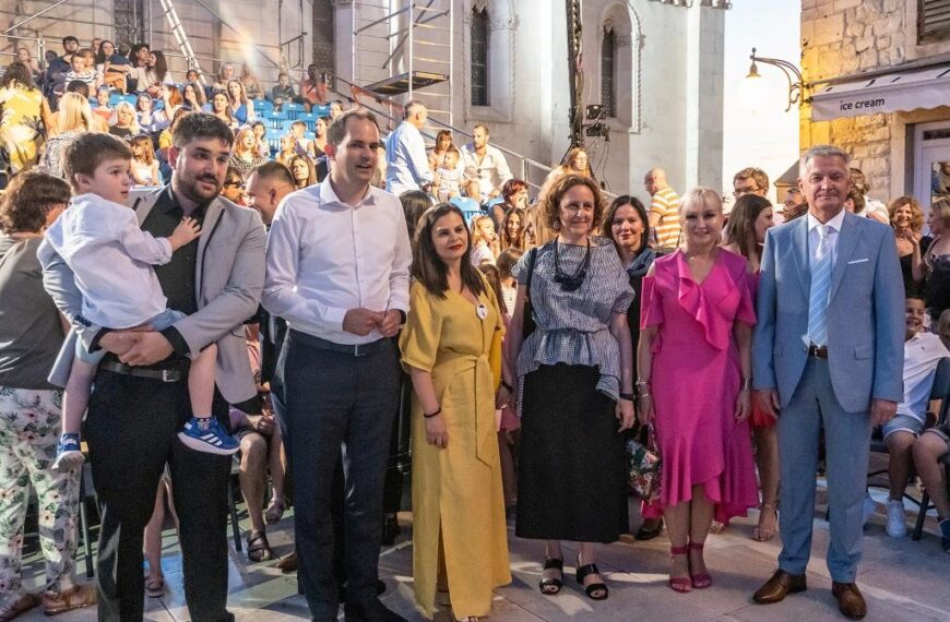 Otvoren je 62. MDF u Šibeniku, večeras na ulice Krešimirovog grada izlaze Žirafe