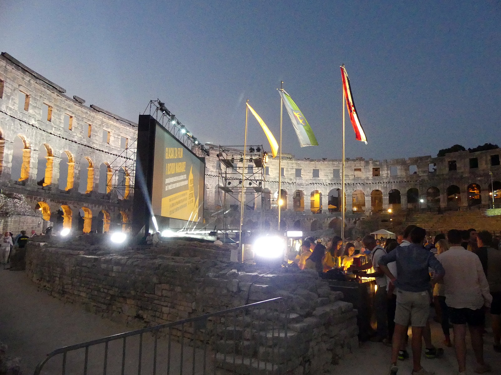 PROJEKCIJOM ŠESTOG AUTOBUSA ZAPOČEO PRVI DAN PULSKOG FILMSKOG FESTIVALA / FOTO
