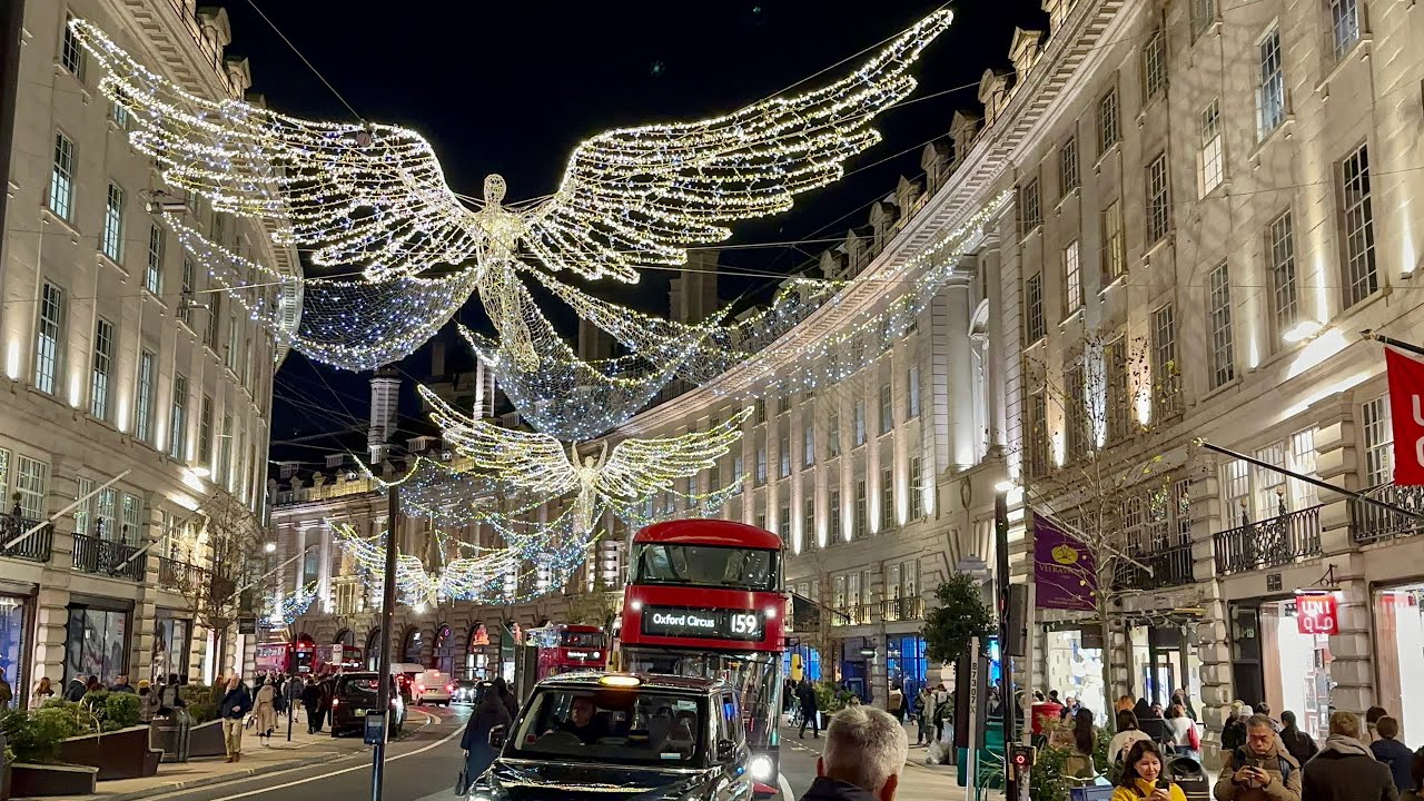 Božićna svjetla i izložbe u trgovinama u Londonu