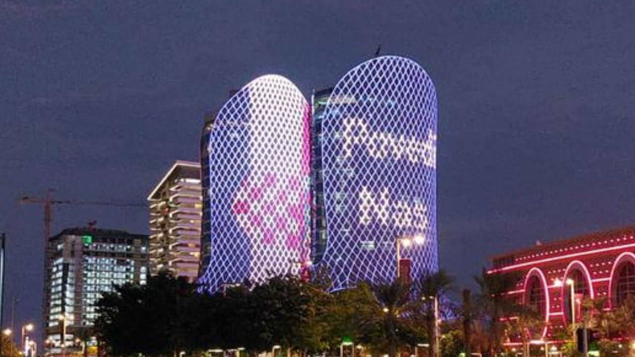 Natpis na zgradi u Dohi: Povedi nas, kapetane