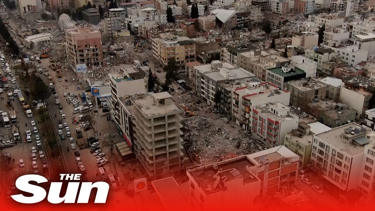 Snimka dronom prikazuje sravnjene zgrade nekoliko dana nakon potresa u Turskoj