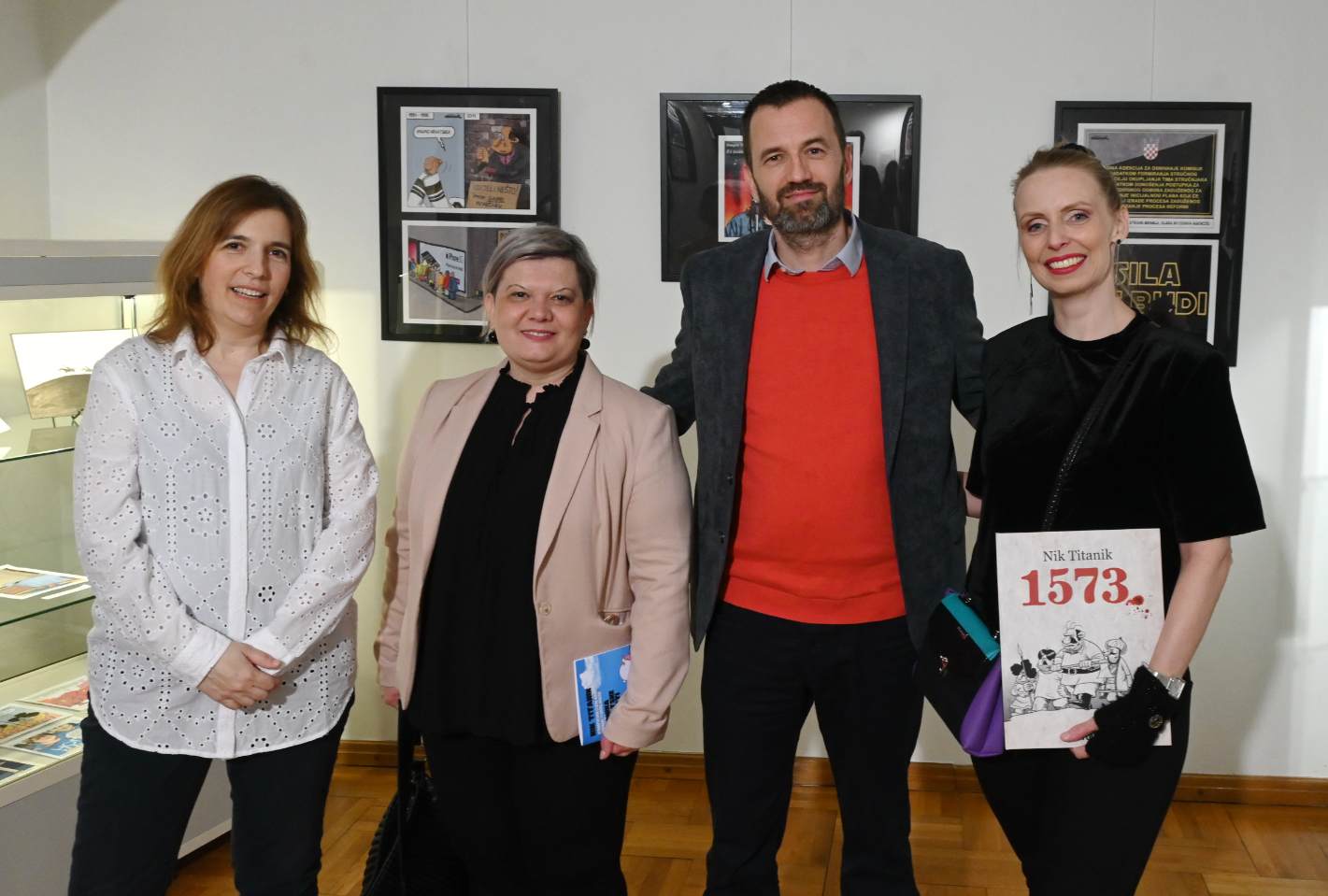 Ravnateljica, gradonačelnica, Nik Titanik i kustosica