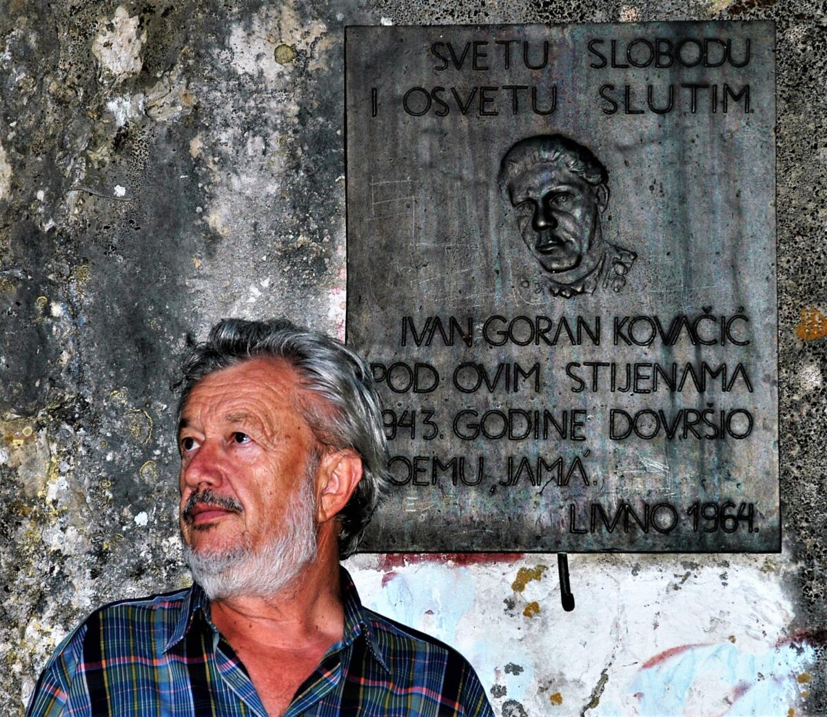 12. Tomislav Marijan Bilosnić pred jamom u kojoj je I. G. Kovačić dovršio pisanje Jame, Livno, 28. srpnja 2008.