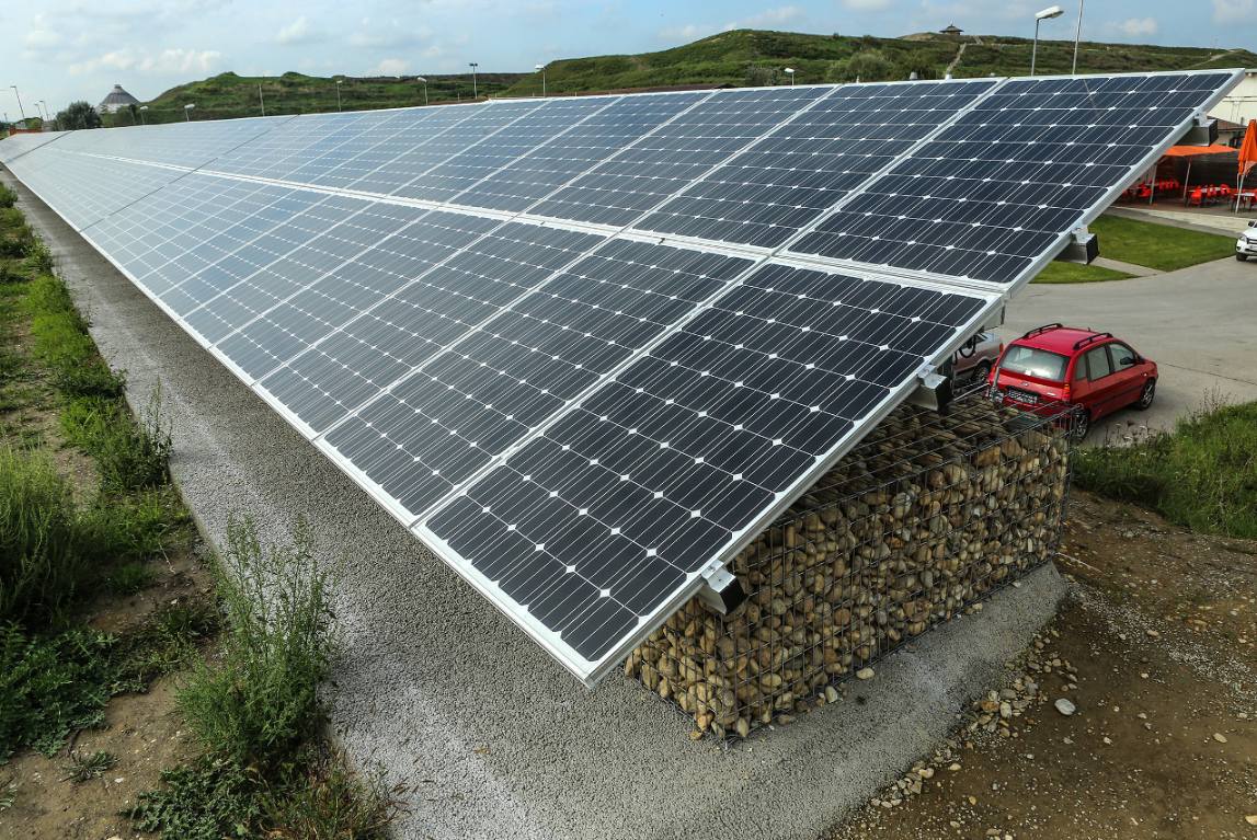 Solarni paneli na nadstrešnici © Christian Houdek