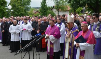 Mons Valentin Pozaić Ispraćaj Na Mirogoju 19 05 2023 (30)
