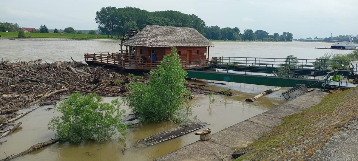Drava kod Osijeka nenadano zna nabujati te je velika prijetnja vodenici