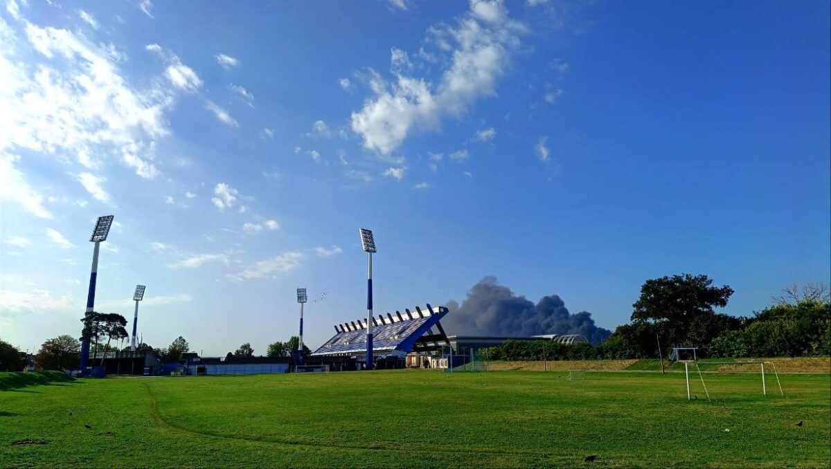 Još uvijek je na snazi preporuka da građani zatvore prozore i ne izlaze van bez nužne potrebe zbog mogućeg štetnog djelovanja plinova uslijed požara.