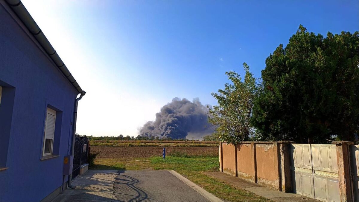 Požar još nije lokaliziran, u gašenju su angažirane profesionalne i dobrovoljne vatrogasne postrojbe.