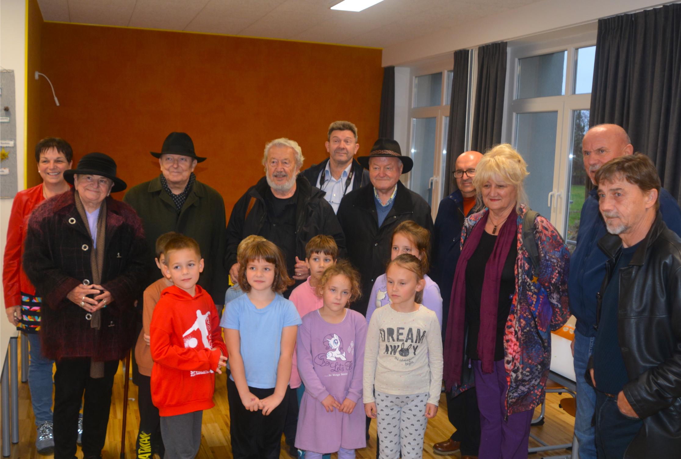 1. Hrvatski Pjesnici U Osnovnoj školi U Petrovom Selu U Mađarskoj