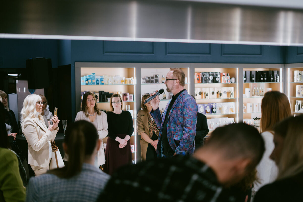 Izložba Umjetnost Parfemskih Flakona 19. Stoljeća Veljko Marton Jpg