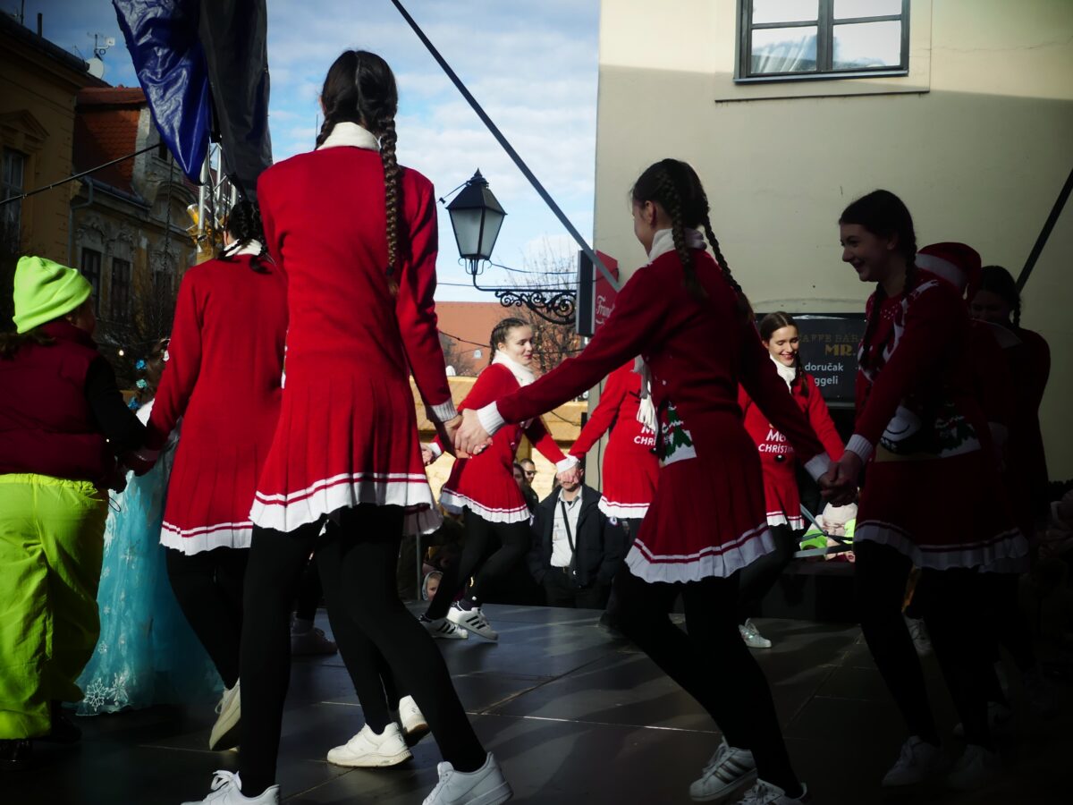 Najmlađi Osječani I Njihovi Roditelji, Bake I Djedovi, U Podne Su U Tvrđi Ispratili Staru I Dočekali Novu Godinu