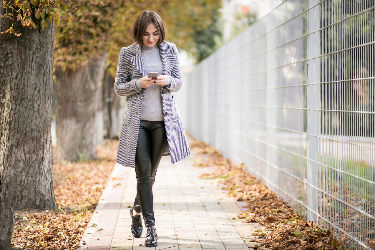 Hodanje i istovremena uporaba mobitela nepovoljno utječu na zglobove u koljenu © Freepik_senivpetro