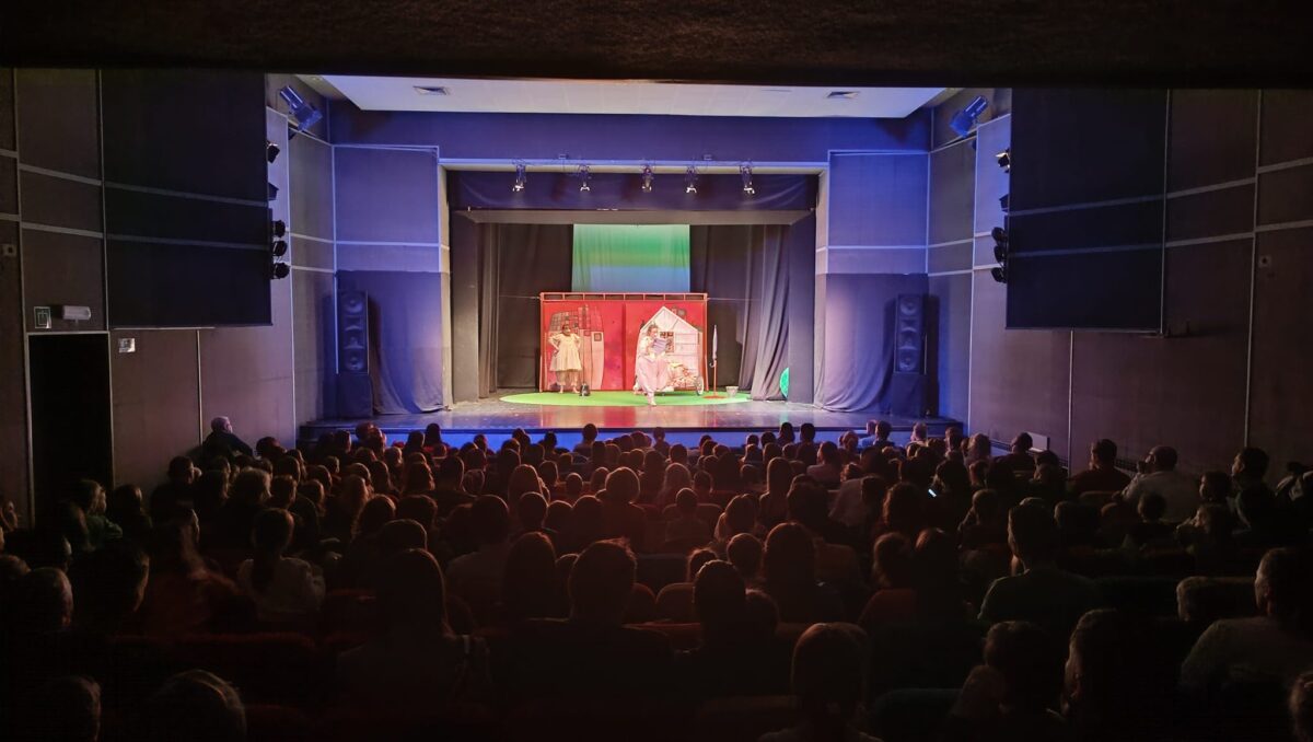 Treba Li Reći Ushit Kod Publike I Pohvale Kritike – Ne Treba Niti Spominjati!