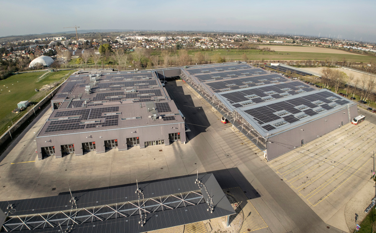 Nova solarna elektrana na krovu autobusne garaže © Wien Energie_Johannes Zinner