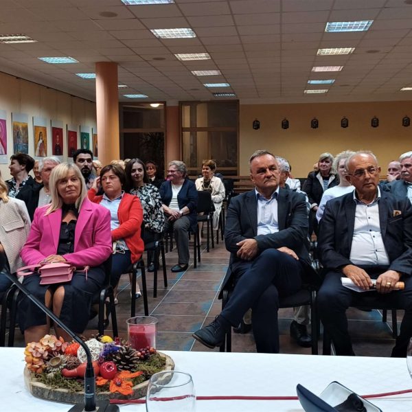 LUX CRUCIS – SVJETLO KRIŽA, otvorena 50. samostalna izložba Stjepana Katića u Koprivnici / FOTO, VIDEO
