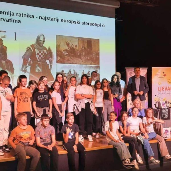 U Kaštelima predstavljena knjiga Hrvatska u 30 priča dr. sc. Bože Skoke