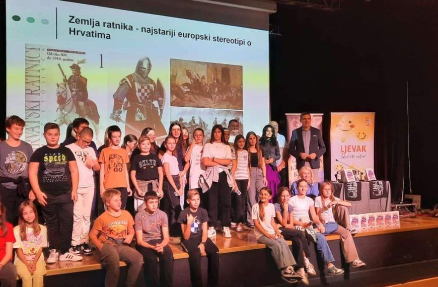 U Kaštelima predstavljena knjiga Hrvatska u 30 priča dr. sc. Bože Skoke