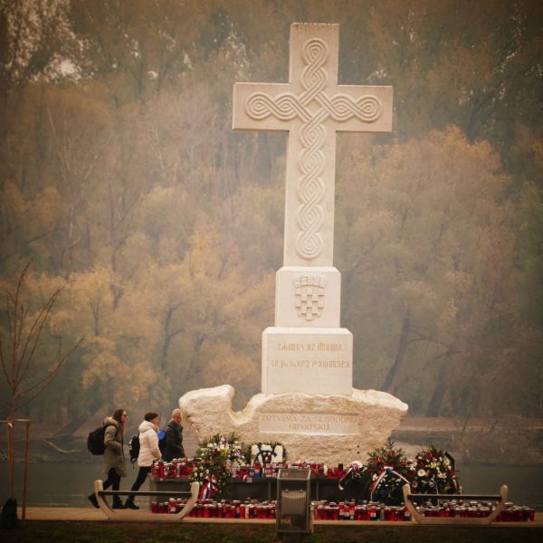 Rijeka ljudi koji žele odati počast Gradu heroju slijeva se u Vukovar