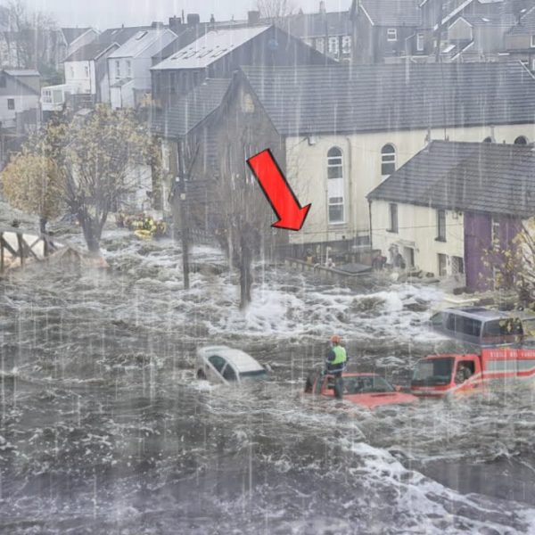 U Walesu kuće, automobili i mostovi potopljeni u poplavama