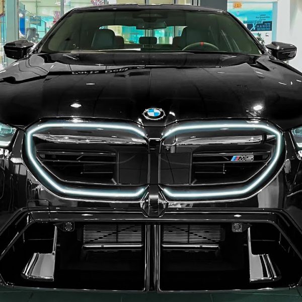 BMW M5 (2025) divlja sportska limuzina srednje veličine
