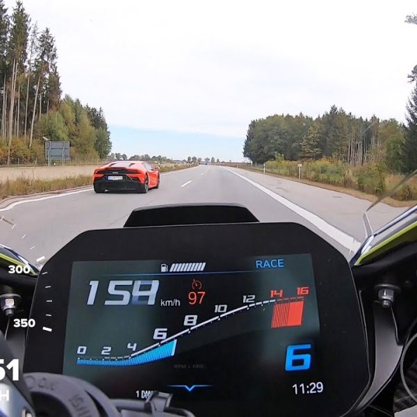 BMW M1000RR i Lamborghini Huracan na autoputu