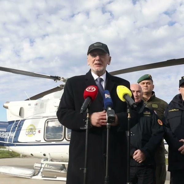 Božinović razgledao dva isporučena višenamjenska helikoptera Subaru Bell