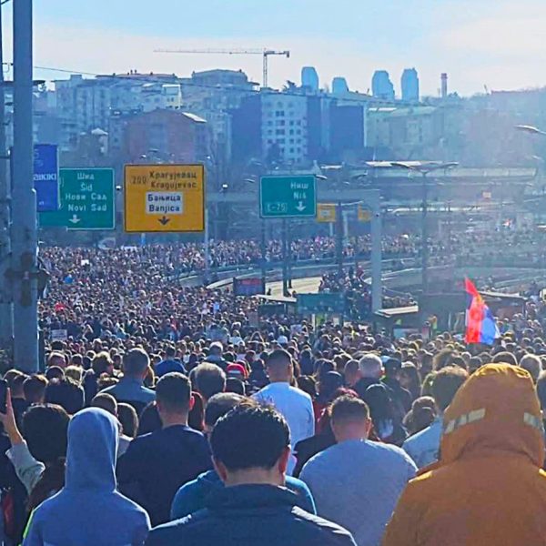 STUDENTI DIGLI SRBIJU NA NOGE: Veliki prosvjed u Beogradu i blokada Autokomande