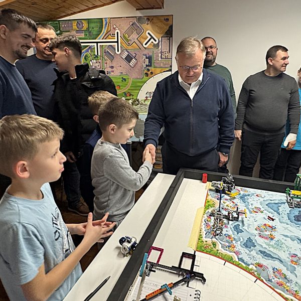 Mladi zapreščanski robotičari pripremaju se za državno natjecanje na FER-u