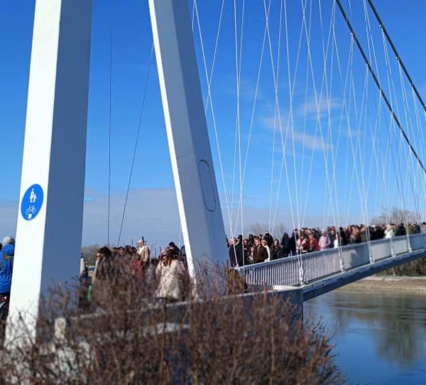 Studenti iz Osijeka uz suport okupljenog građanstva iskazali solidarnost sa studentima iz Srbije