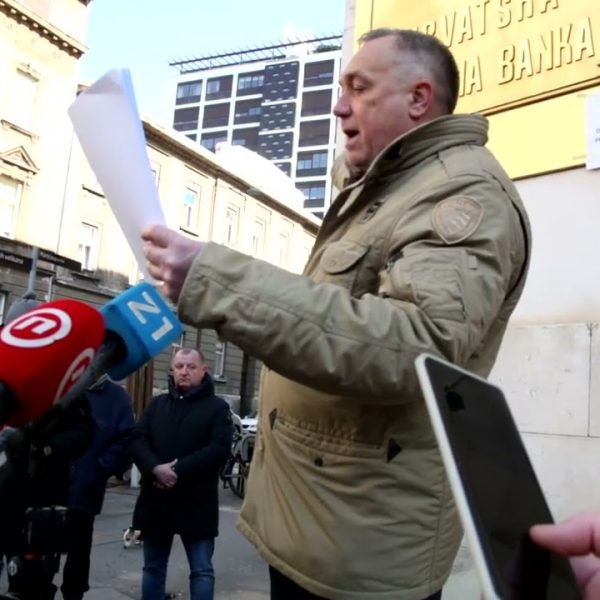 Protest potrošača ispred Hrvatske narodne banke