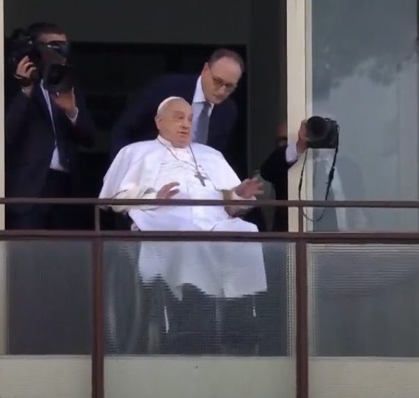 Papa Franjo otpušten iz poliklinike Gemelli