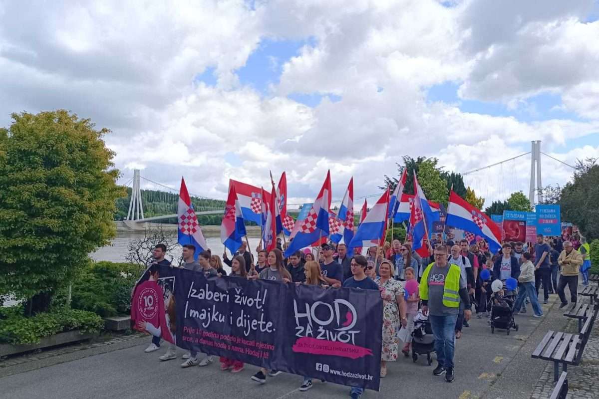 Hod za život 2025. održan u Osijeku: “Izaberi život! I majku i dijete!”