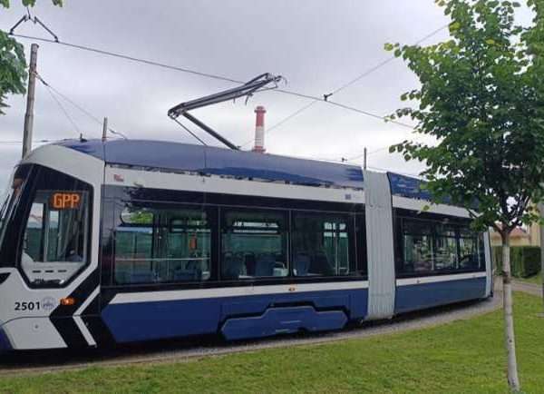 “Palac gore” – U Osijeku furaju novi niskopodni tramvaji