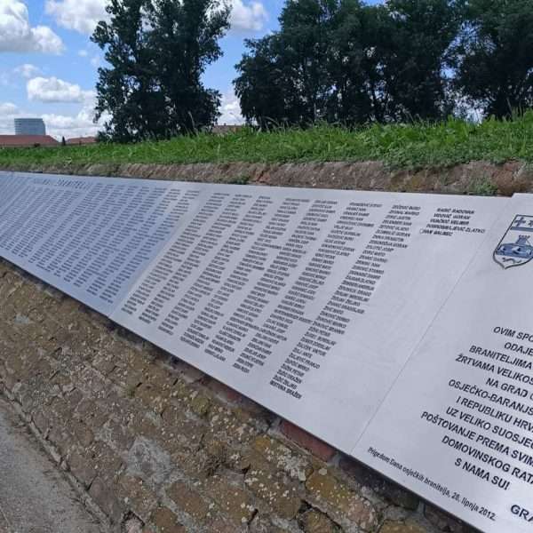 Polaganjem vijenaca i paljenjem svijeća ispred kapelice Kraljice mira obilježen Dan državnosti