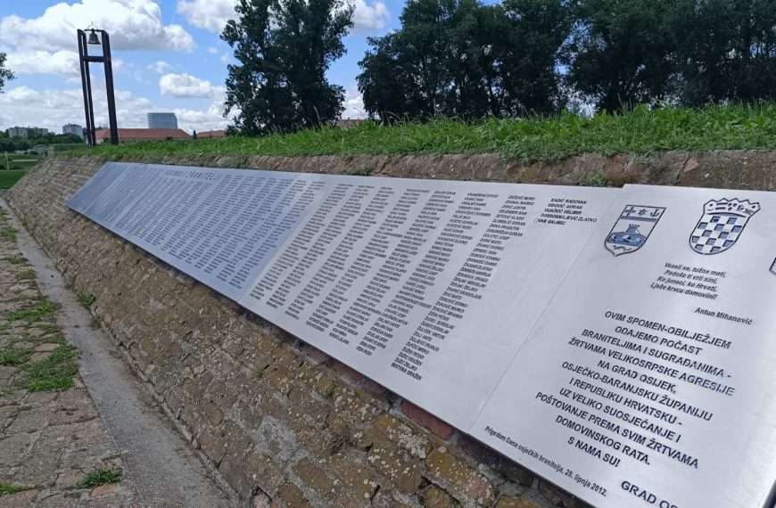 Polaganjem vijenaca i paljenjem svijeća ispred kapelice Kraljice mira obilježen Dan državnosti