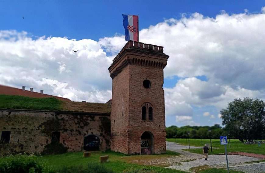 Građevine u Osijeku: Djelić Europske avenije uz Tvrđu