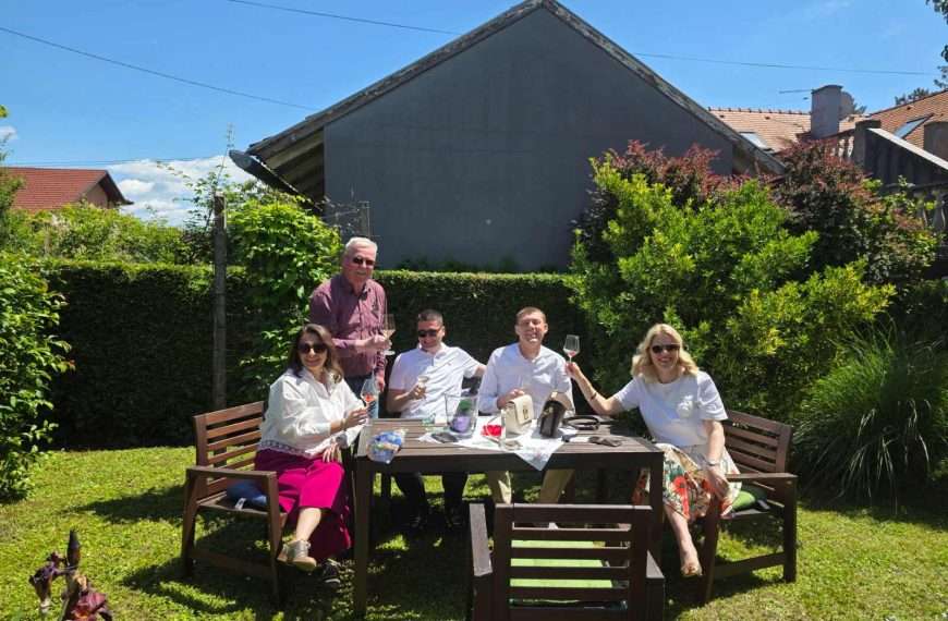 Na jagode i pjenušac kod Tomca i Bajde