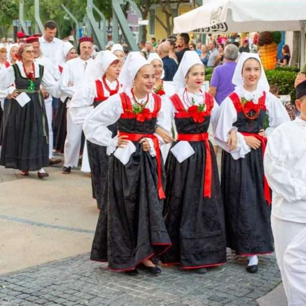 MESOPUSNA NOSTALGIJA – NOVI VINODOLSKI UZ RITAM TRADICIJE I DISKA
