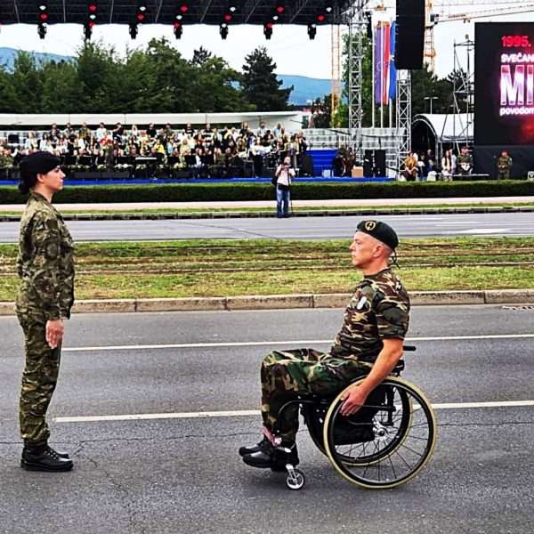 KREŠIMIR MARCELIĆ, ZADRANIN NA ČELU SVEČANOG VOJNOG MIMOHODA ORUŽANIH SNAGA U INVALIDSKIM KOLICIMA